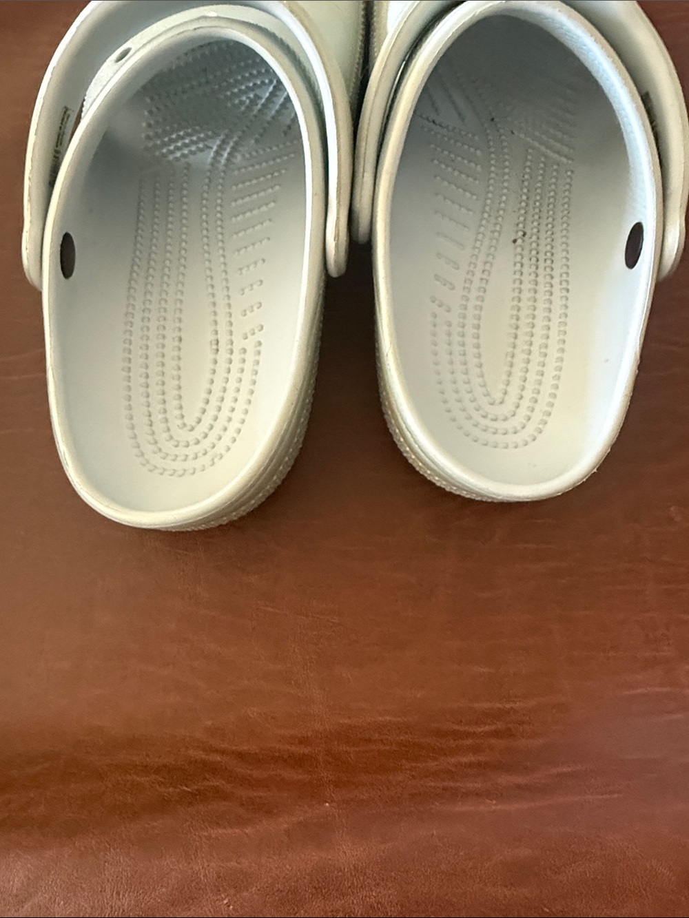 CROCS unisex Classic Clog in Metallic Silver - Picture 4 of 4